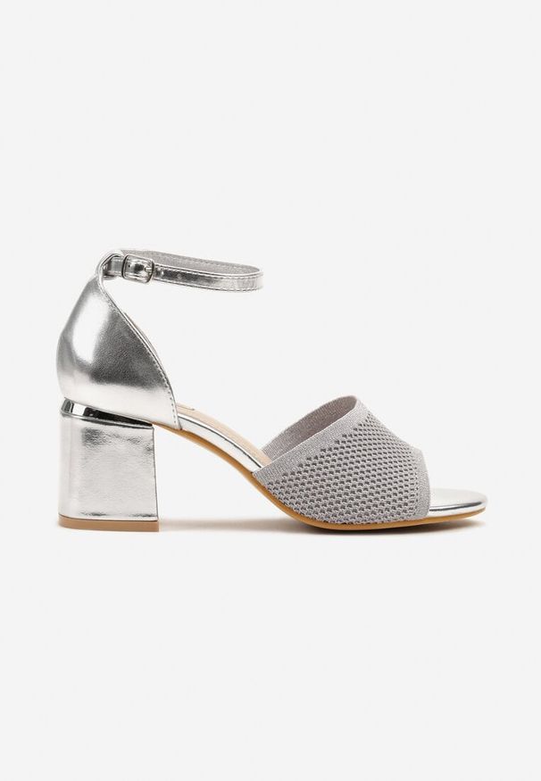 Born2be - Srebrne Sandały z Dzianinowym Paskiem na Geometrycznym Słupku Nusinoris. Zapięcie: pasek. Kolor: srebrny. Materiał: dzianina. Wzór: geometria. Sezon: wiosna, lato. Obcas: na słupku. Styl: elegancki