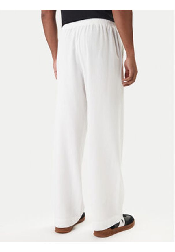 Emporio Armani Spodnie materiałowe EM000586 AF20590 U0002 Biały Regular Fit. Kolor: biały. Materiał: len