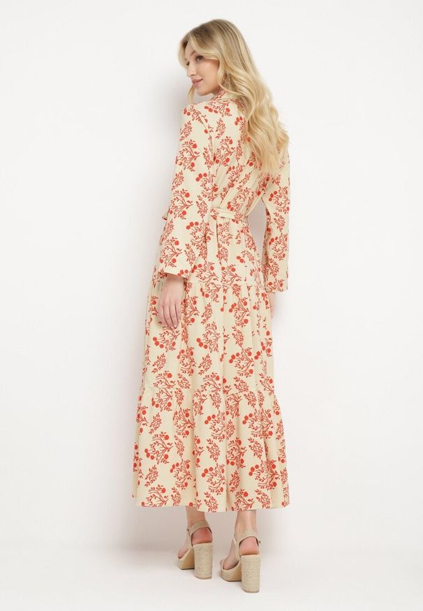 Born2be - Jasnobeżowa Koszulowa Sukienka z Podwijanymi Rękawami Zapinana na Guziki z Paskiem w Pasie Illnara. Okazja: na co dzień. Kolor: beżowy. Długość rękawa: długi rękaw. Typ sukienki: koszulowe. Styl: klasyczny, casual, elegancki