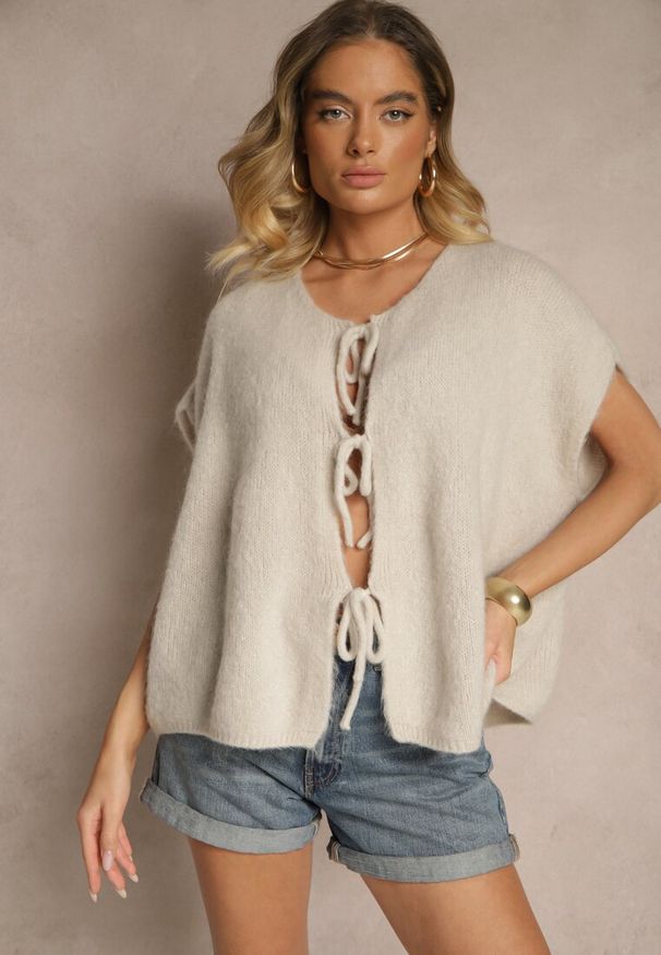 Renee - Beżowa Narzutka Kamizelka Wiązana z Przodu z Domieszką Moheru Vikelira. Okazja: na co dzień. Kolor: beżowy. Materiał: moher. Styl: elegancki, casual