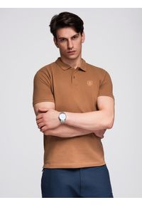 Ombre Clothing - Męska koszulka polo jednokolorowa BASIC z dzianiny pique - brązowa V23 - Rozmiar: L. Okazja: na co dzień. Typ kołnierza: polo. Kolor: brązowy. Materiał: dzianina. Wzór: haft, jednolity, aplikacja. Styl: casual, sportowy, wizytowy