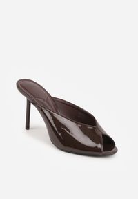 Renee - Brązowe Klapki Peep Toe na Szpilce z Lakierowanym Połyskiem Sharvyra. Nosek buta: otwarty. Kolor: brązowy. Materiał: lakier. Obcas: na szpilce. Wysokość obcasa: średni #2