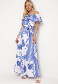 Born2be - Niebiesko-Biała Sukienka Typu Hiszpanka z Gumką w Pasie i Materiałowym Paskiem Ozdobiona Falbanką Woneri. Typ kołnierza: dekolt hiszpanka. Kolor: niebieski. Materiał: materiał. Wzór: aplikacja #1