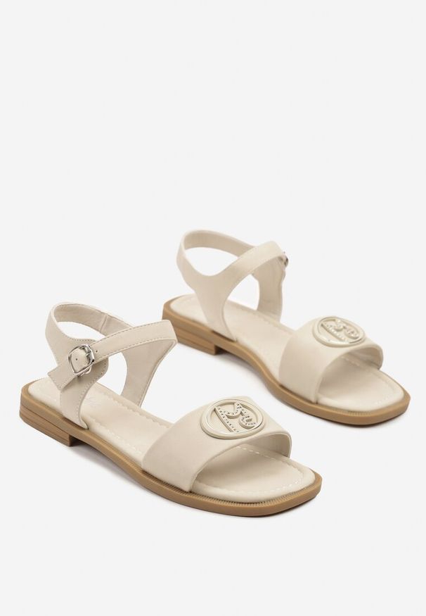 Born2be - Beżowe Sandały z Cyrkoniami i Ozdobną Aplikacją Natanelis. Okazja: na co dzień, na imprezę. Zapięcie: sprzączka. Kolor: beżowy. Materiał: jeans. Wzór: aplikacja. Styl: casual, elegancki