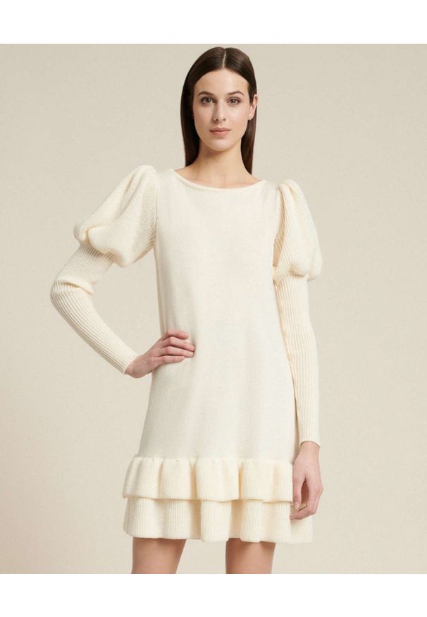 Luisa Spagnoli - LUISA SPAGNOLI - Kremowa sukienka z balonowymi rękawami MIRAGGI. Kolor: biały. Materiał: wełna. Typ sukienki: dopasowane. Długość: mini