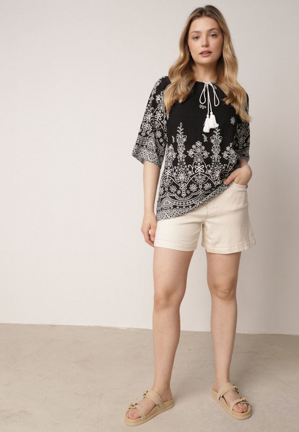 Born2be - Czarna Bluzka z Wiskozy z Kwiatowym Wzorem Wiązaniem i Frędzlami Hawnalue. Okazja: do pracy, na co dzień, na spacer. Kolor: czarny. Materiał: wiskoza. Wzór: kwiaty. Styl: boho, elegancki, casual