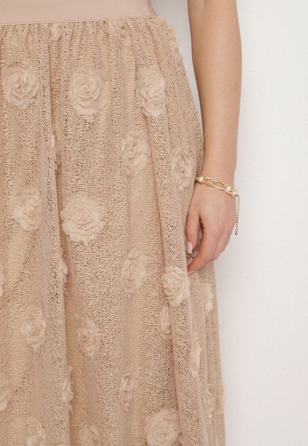 Born2be - Beżowa Rozkloszowana Spódnica ze Strukturalnej Tkaniny z Gumką w Talii Folenne. Okazja: na co dzień. Kolor: beżowy. Materiał: tkanina. Styl: elegancki, casual