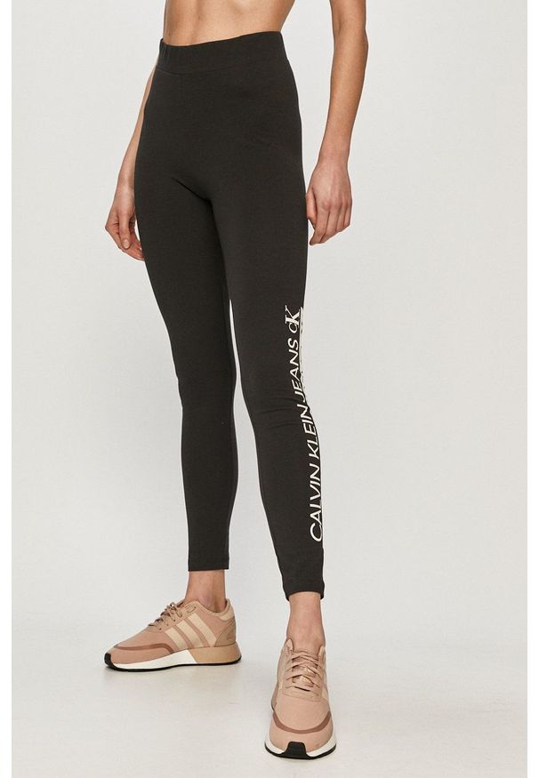 Calvin Klein Jeans - Legginsy. Kolor: czarny. Materiał: dzianina. Wzór: nadruk
