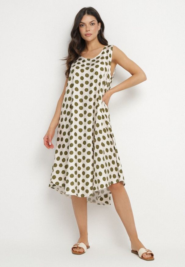Born2be - Zielono-Beżowa Sukienka o Pudełkowym Kroju Bez Rękawów w Kropki Fevasine. Okazja: na co dzień. Kolor: zielony. Długość rękawa: bez rękawów. Wzór: kropki. Styl: casual, klasyczny, elegancki