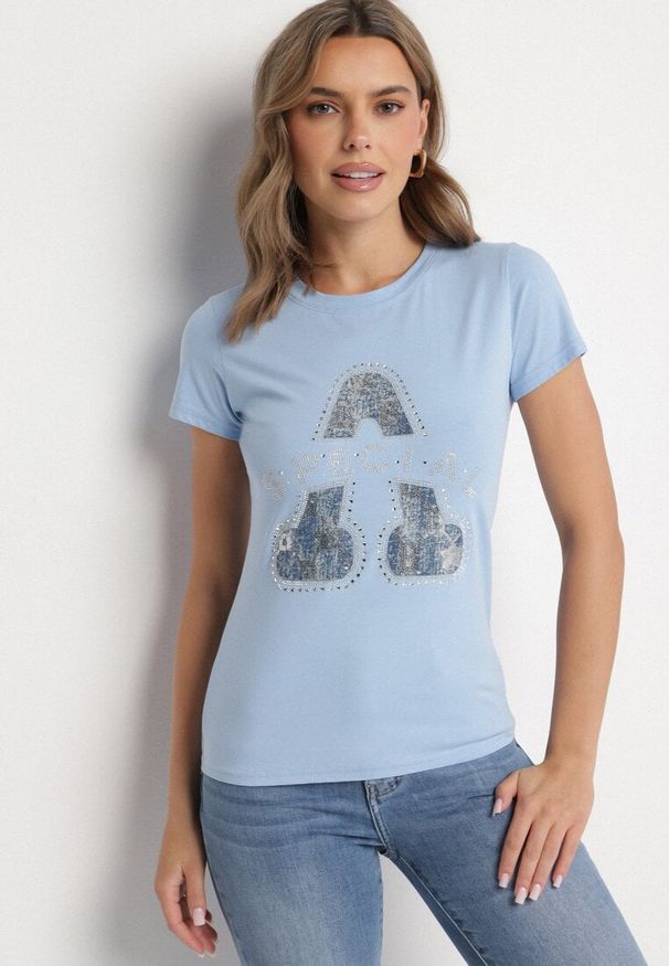Born2be - Jasnoniebieski Bawełniany T-shirt Ozdobiony Napisem i Cyrkoniami Isnorea. Okazja: na co dzień. Kolor: niebieski. Materiał: bawełna. Wzór: napisy, aplikacja. Styl: glamour, casual