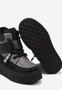 Born2be - Czarno-Szare Botki na Grubej Podeszwie z Napisami Bialiea. Okazja: na uczelnię. Nosek buta: okrągły. Kolor: czarny. Materiał: jeans. Wzór: napisy. Styl: klasyczny, młodzieżowy