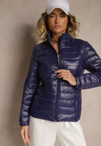 Renee - Granatowa Kurtka Pikowana Atia. Typ kołnierza: kołnierzyk stójkowy, bez kaptura. Kolor: niebieski. Materiał: jeans. Długość rękawa: długi rękaw. Długość: długie. Wzór: jednolity. Sezon: jesień