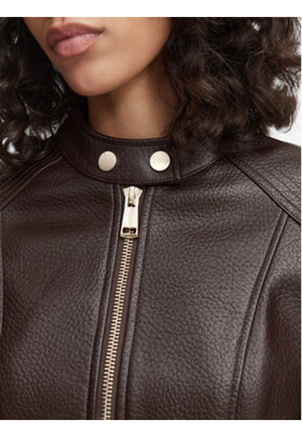 Guess Kurtka z imitacji skóry W6YL25 W2914 Brązowy ciemny Regular Fit. Kolor: brązowy. Materiał: skóra