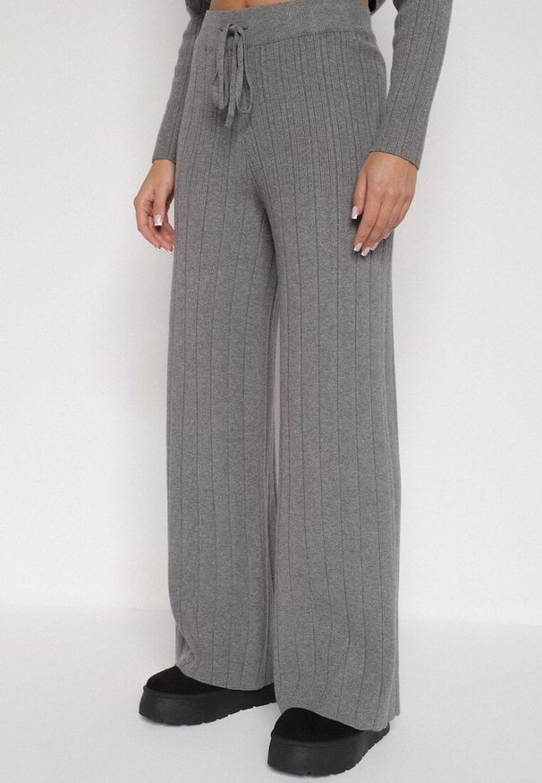 Born2be - Szary Sweterkowy Komplet Sweter z Półgolfem i Szerokie Spodnie Alatusa. Kolor: szary. Materiał: jeans