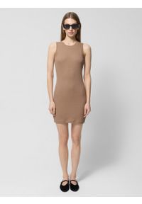 outhorn - Sukienka bodycon w prążki - brązowa. Okazja: na co dzień. Kolor: brązowy. Materiał: dzianina, materiał, elastan, bawełna, prążkowany. Długość rękawa: na ramiączkach. Wzór: prążki. Typ sukienki: bodycon. Styl: casual