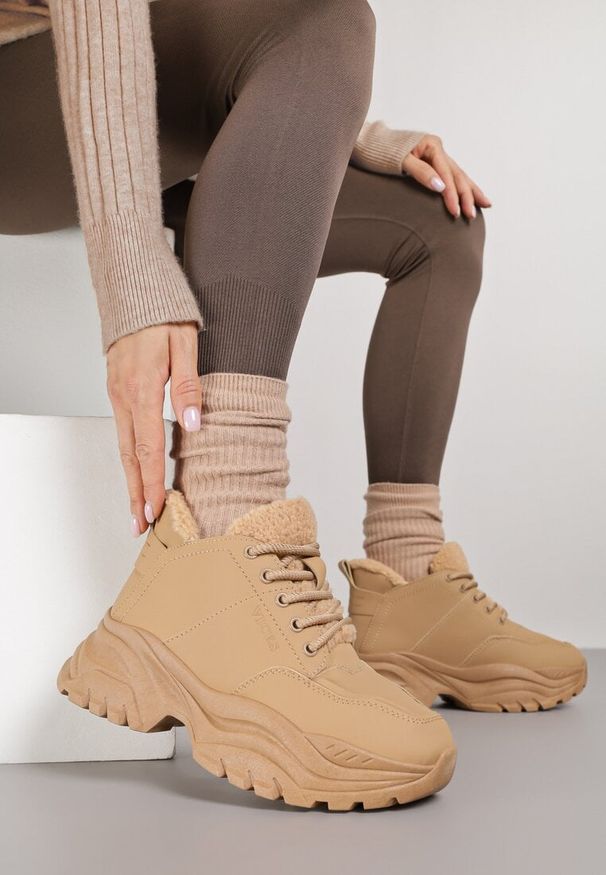 Renee - Jasnobrązowe Trapery Sneakersy Vices na Platformie z Tłoczeniem Nirrise. Okazja: na co dzień. Kolor: brązowy. Materiał: dresówka. Obcas: na platformie. Styl: casual