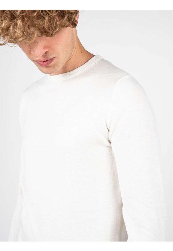 Xagon Man Sweter "C-neck" | A22081 & ELV19 | Mężczyzna | Kremowy. Okazja: na co dzień. Kolor: kremowy. Materiał: nylon, akryl, poliester, wełna. Styl: casual