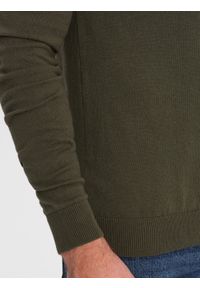 Ombre Clothing - Sweter męski z dekoltem "w serek" z koszulowym kołnierzykiem - ciemnooliwkowy V5 OM-SWSW-0102 - XXL. Typ kołnierza: dekolt w serek, kołnierzyk koszulowy. Kolor: oliwkowy. Materiał: nylon, materiał, bawełna. Styl: klasyczny #4