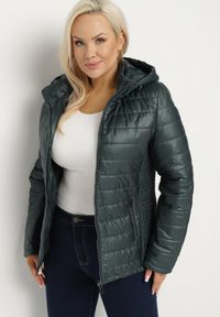 Born2be - Ciemnozielona Pikowana Kurtka z Opinanym Kapturem i Wstawkami z Gumek Terilinde. Okazja: na co dzień. Kolor: zielony. Styl: elegancki, casual #6