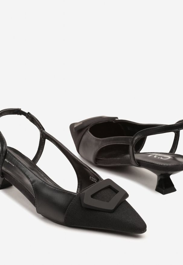 Born2be - Czarne Sandały Slingback na Obcasie Typu Kaczuszka Zdobione Klamerką Desanoria. Okazja: na co dzień. Kolor: czarny. Materiał: jeans. Wzór: aplikacja. Obcas: na obcasie. Styl: elegancki, casual. Wysokość obcasa: średni