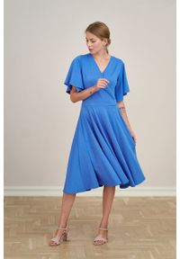 Marie Zélie - Sukienka Eudora niebieska. Typ kołnierza: dekolt kopertowy. Kolor: niebieski. Materiał: bawełna, dzianina, elastan. Typ sukienki: kopertowe #1