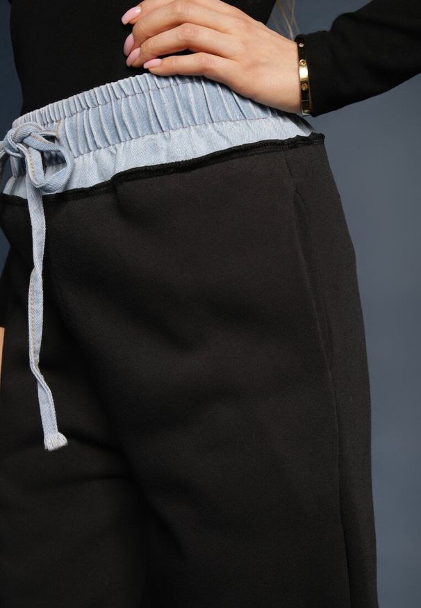Renee - Czarno-Niebieskie Spodnie z Bawełną o Szerokim Kroju High Waist Ozdobione Sznurkami Annoriel. Okazja: na co dzień. Stan: podwyższony. Kolor: czarny. Materiał: bawełna. Długość: krótkie. Wzór: aplikacja. Styl: elegancki, casual