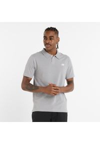 Koszulka męska New Balance MT51519AG – szara. Typ kołnierza: polo. Kolor: szary. Materiał: bawełna, poliester, materiał