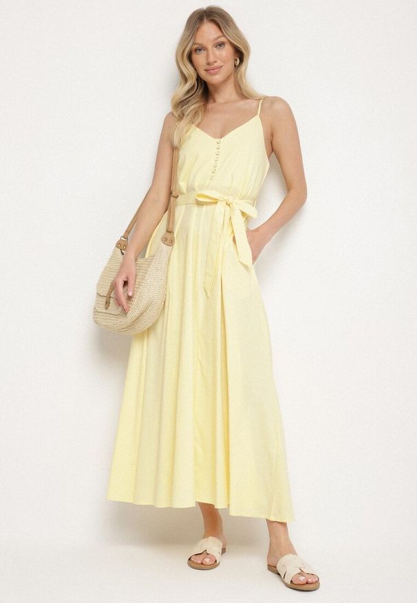 Born2be - Żółta Sukienka z Wiskozą i Bawełną Ozdobiona Paskiem Saviliae. Kolor: żółty. Materiał: bawełna, wiskoza. Długość rękawa: na ramiączkach. Wzór: aplikacja. Styl: elegancki