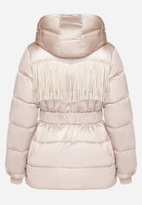 Born2be - Beżowa Pikowana Kurtka z Kapturem i Paskiem z Marszczeniem Zdobiona Frędzlami Sanoria. Okazja: na co dzień. Typ kołnierza: kaptur. Kolor: beżowy. Materiał: jeans. Wzór: aplikacja. Styl: casual, elegancki #3