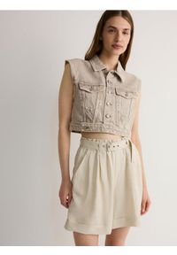 Reserved - Szorty z paskiem i zakładkami - kremowy. Kolor: kremowy. Materiał: tkanina, len, wiskoza #1