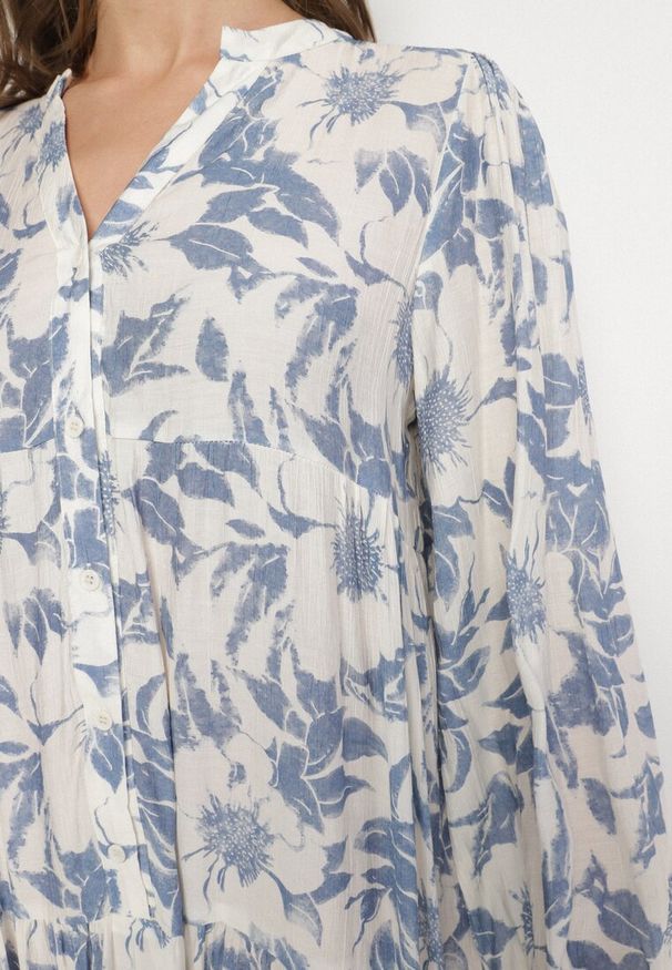 Born2be - Niebieska Bawełniana Sukienka o Rozkloszowanym Kroju w Kwiaty Efadora. Okazja: na co dzień. Kolor: niebieski. Materiał: bawełna. Wzór: kwiaty. Styl: casual, elegancki