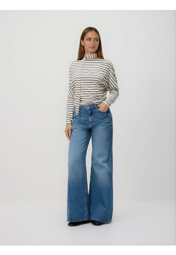 Reserved - Longsleeve z wiązanym szalem - złamana biel. Materiał: dzianina, wiskoza. Długość rękawa: długi rękaw