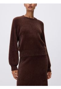 Reserved - Pluszowy sweter - ciemnobrązowy. Kolor: brązowy. Materiał: dzianina #1