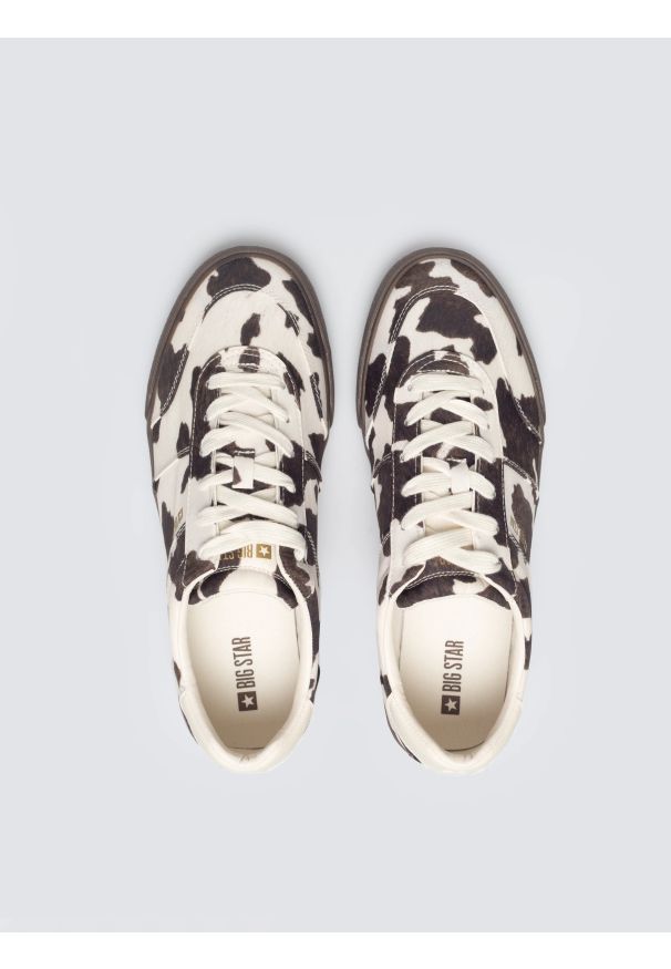 Big-Star - Sneakersy damskie z motywem krowiej skóry białe TT274369 101. Nosek buta: okrągły. Zapięcie: sznurówki. Kolor: biały. Materiał: skóra. Sport: turystyka piesza