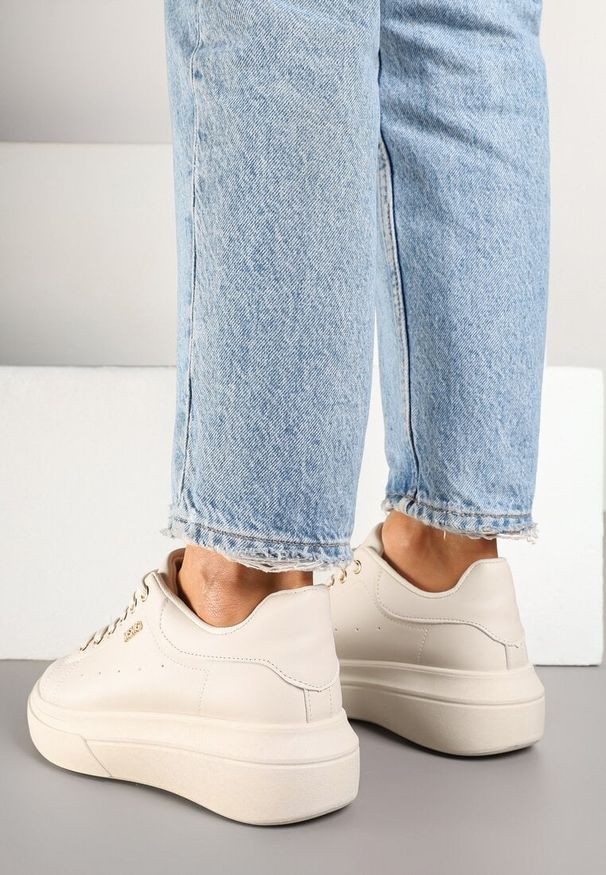 Renee - Beżowe Sneakersy na Niskim Koturnie Zdobione Metalicznymi Wstawkami Alirisa. Okazja: na co dzień. Kolor: beżowy. Materiał: jeans. Szerokość cholewki: normalna. Wzór: aplikacja. Obcas: na koturnie