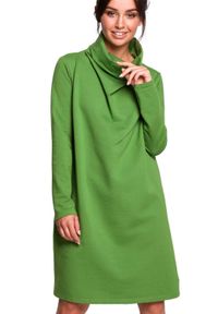 BE - Sukienka dresowa oversize trapezowa z wysokim kołnierzem zielona. Okazja: na co dzień. Kolor: zielony. Materiał: dresówka. Długość rękawa: długi rękaw. Typ sukienki: trapezowe, oversize. Styl: casual