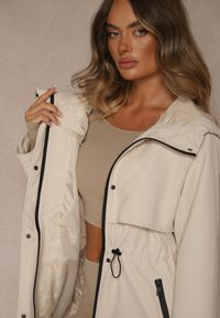 Renee - Jasnobeżowa Kurtka Parka o Klasycznym Kroju z Kapturem Cenelle. Okazja: na spacer. Typ kołnierza: kaptur. Kolor: beżowy. Materiał: jeans. Styl: klasyczny #5