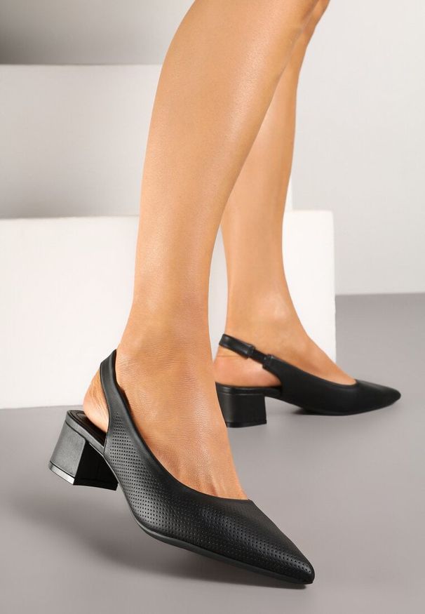 Born2be - Czarne Sandały Slingback Vices na Słupku Zdobione Perforacją Telanisia. Okazja: na co dzień. Nosek buta: szpiczasty. Kolor: czarny. Materiał: jeans. Wzór: aplikacja. Obcas: na słupku. Styl: casual, elegancki