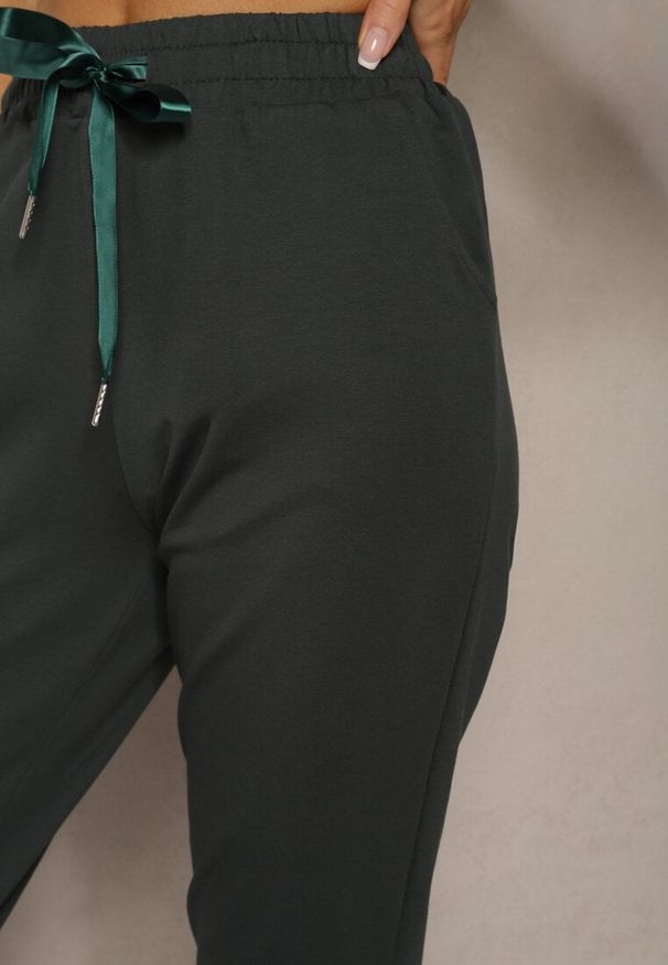 Renee - Ciemnozielone Casualowe Spodnie z Bawełny High Waist z Gumką w Pasie Beliefra. Okazja: na co dzień. Stan: podwyższony. Kolor: zielony. Materiał: bawełna. Styl: casual