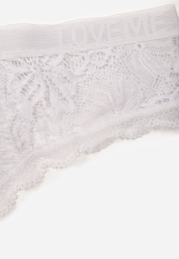 Renee - Jasnoszare Majtki Stringi Ozdobione Koronką z Bawełną Meniliphis. Kolor: szary. Materiał: koronka, bawełna. Wzór: koronka, aplikacja