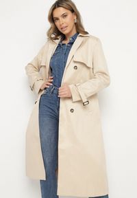 Born2be - Beżowy Płaszcz Trencz Dwurzędowy Ozdobiony Paskiemz Klamrą Tinbella. Okazja: na co dzień. Kolor: beżowy. Materiał: jeans. Wzór: aplikacja. Styl: klasyczny, elegancki, casual