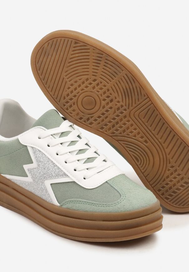 Renee - Jasnozielone Sneakersy w Stylu Tenisówek Ozdobione Geometrycznym Wzorem Tolivanna. Okazja: na co dzień. Zapięcie: sznurówki. Kolor: zielony. Materiał: jeans. Wzór: aplikacja, geometria