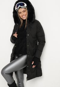 Born2be - Czarna Kurtka Pikowana o Długim Fasonie z Kapturem i Futrem Vertizola. Okazja: na spacer, na co dzień. Typ kołnierza: kaptur. Kolor: czarny. Materiał: futro. Długość: długie. Styl: elegancki, casual #5