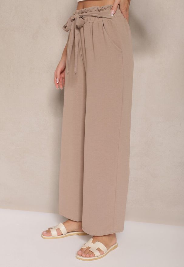 Renee - Ciemnobeżowe Spodnie z Wiskozą o Szerokim Kroju High Waist z Wiązaniem Ivelwia. Stan: podwyższony. Kolor: beżowy. Materiał: wiskoza. Sezon: lato