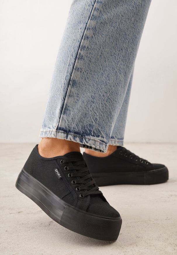 Renee - Czarne Basicowe Trampki VICES w Minimalistycznym Stylu Riosanne. Okazja: na spacer. Kolor: czarny. Materiał: jeans, satyna. Wzór: kwiaty. Styl: klasyczny