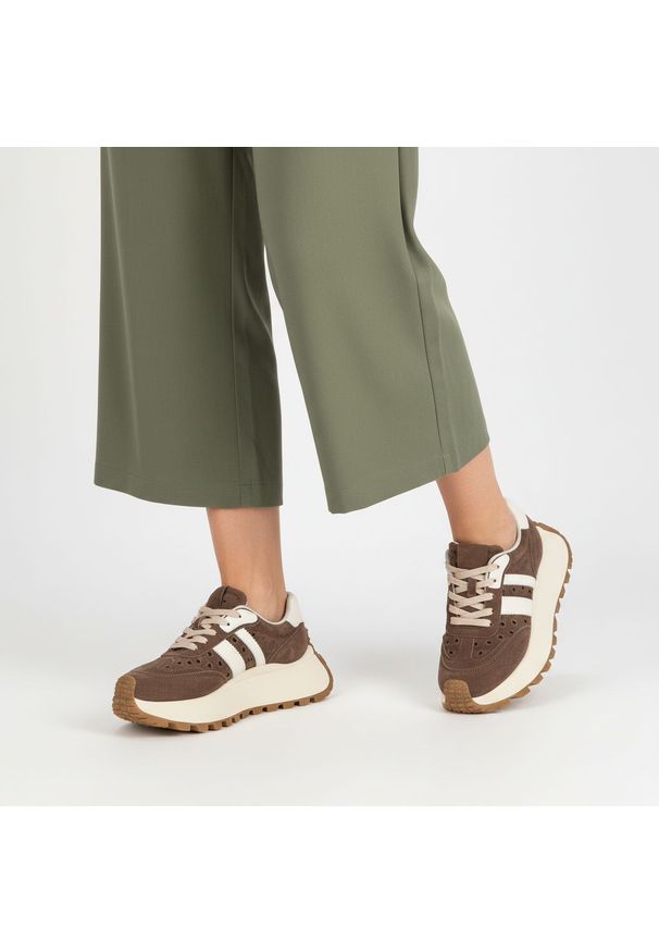 Sneakersy damskie S.Barski, cholewka skóra naturalna zamszowa kontrastowe panele wiązanie klasyczne fason niski zaokrąglony nosek masywna wizualnie p. Kolor: brązowy. Materiał: zamsz, skóra. Szerokość cholewki: normalna. Styl: klasyczny