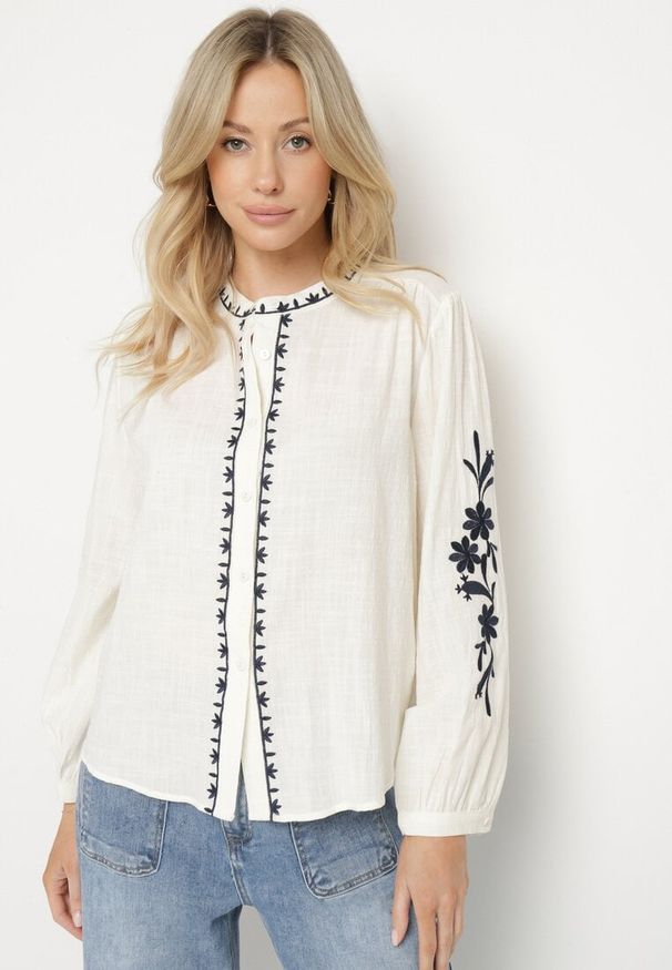 Born2be - Beżowa Bawełniana Koszula Bez Kołnierzyka Zdobiona Haftem Gonavia. Okazja: na co dzień. Typ kołnierza: bez kołnierzyka. Kolor: beżowy. Materiał: bawełna. Długość rękawa: długi rękaw. Długość: długie. Wzór: aplikacja, haft. Styl: klasyczny, casual, elegancki