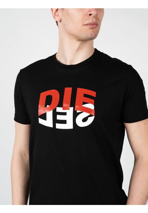 Diesel T-Shirt "T-Diegos" | A00828-0HAYU-9XX | Mężczyzna | Czarny. Okazja: na co dzień. Kolor: czarny. Materiał: bawełna. Wzór: nadruk. Styl: casual