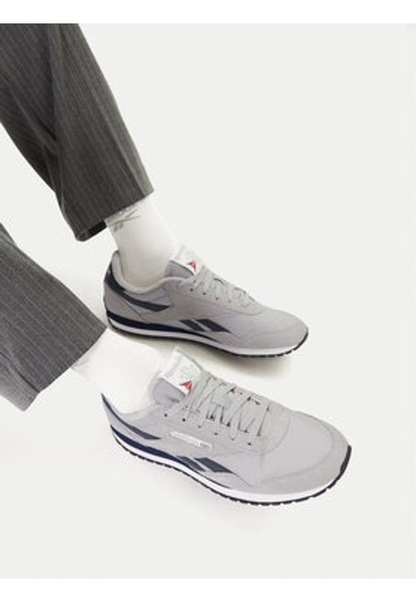 Reebok Sneakersy EO-CLASSIC AZ 100239548 Szary. Kolor: szary. Materiał: skóra, zamsz. Model: Reebok Classic