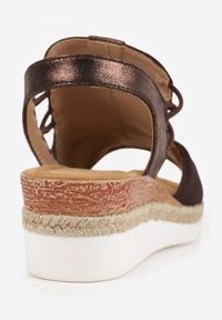 Born2be - Brązowe Sandały na Koturnie z Marszczoną Cholewką i Metaliczną Aplikacją Teodlar. Zapięcie: bez zapięcia. Kolor: brązowy. Materiał: jeans, len. Wzór: aplikacja. Sezon: lato. Obcas: na koturnie. Styl: boho. Wysokość obcasa: średni #5